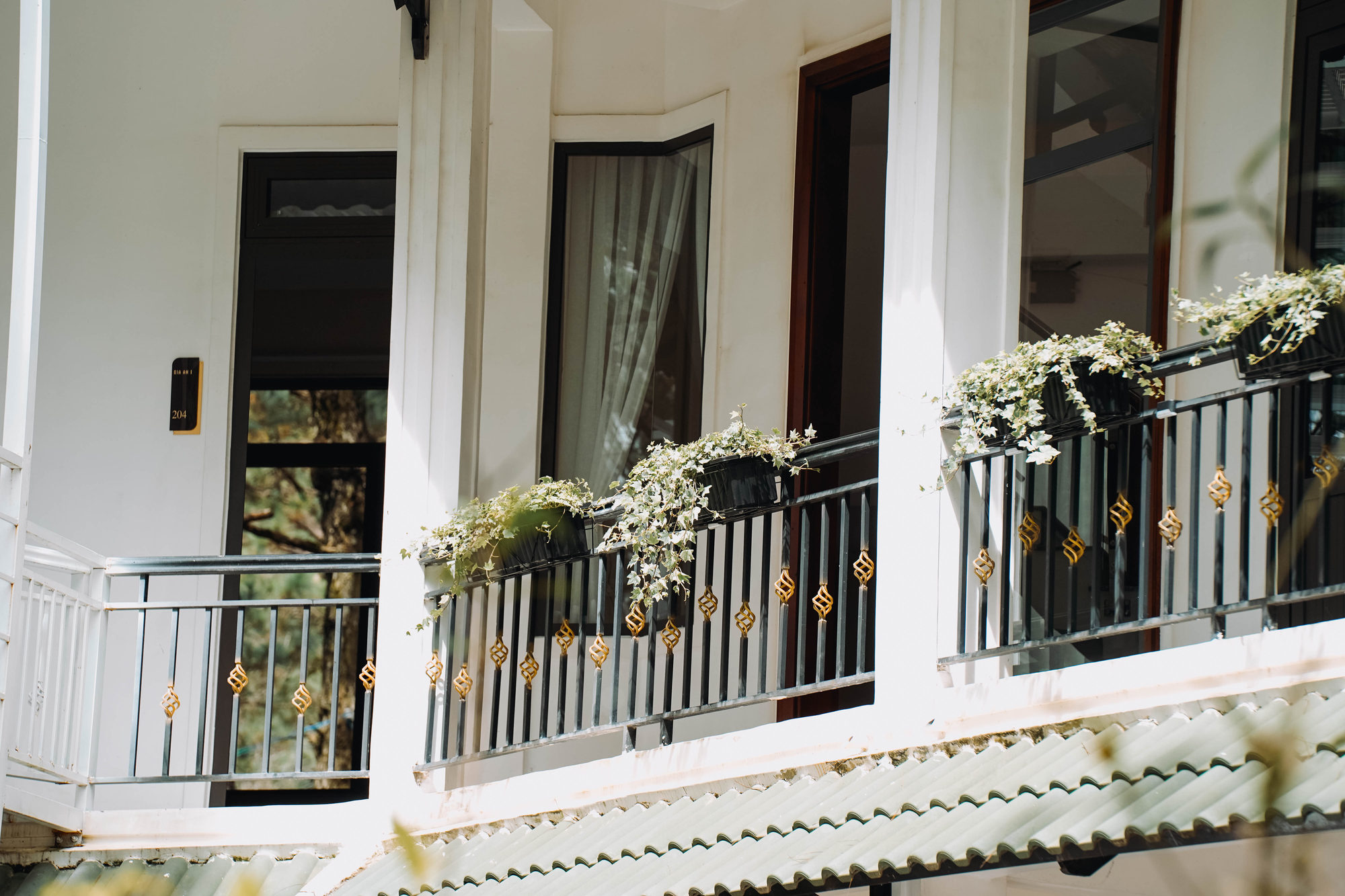 Ban công đầy hoa của dãy phòng GIA AN