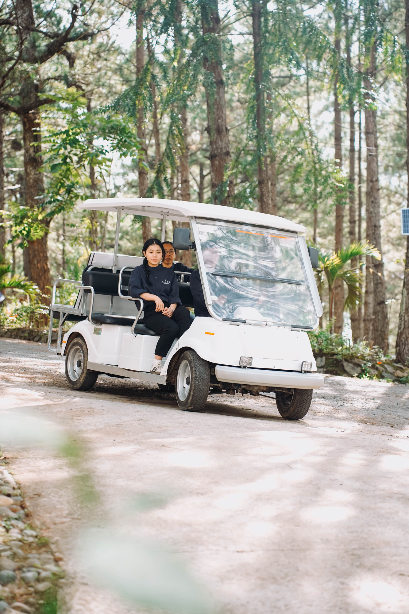 Xe buggy trên lối đi trong khuôn viên GIA AN