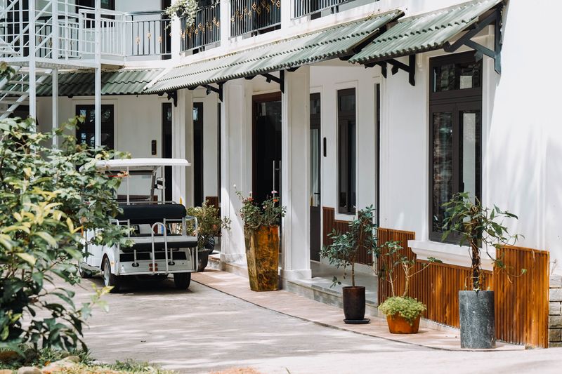 Xe buggy đậu trước dãy phòng GIA AN