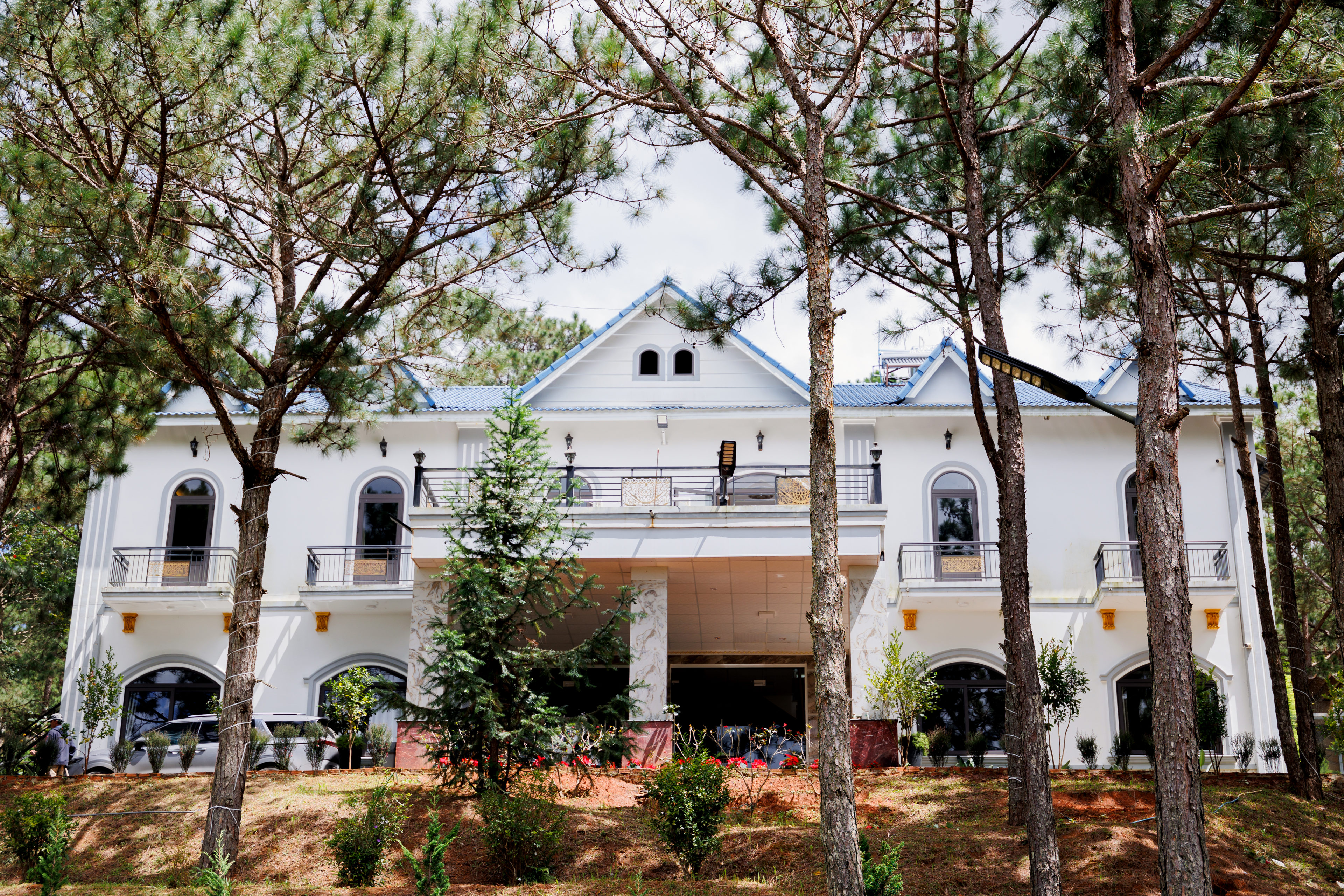 Villa GIA AN Hotel Dalat màu trắng giữa rừng thông