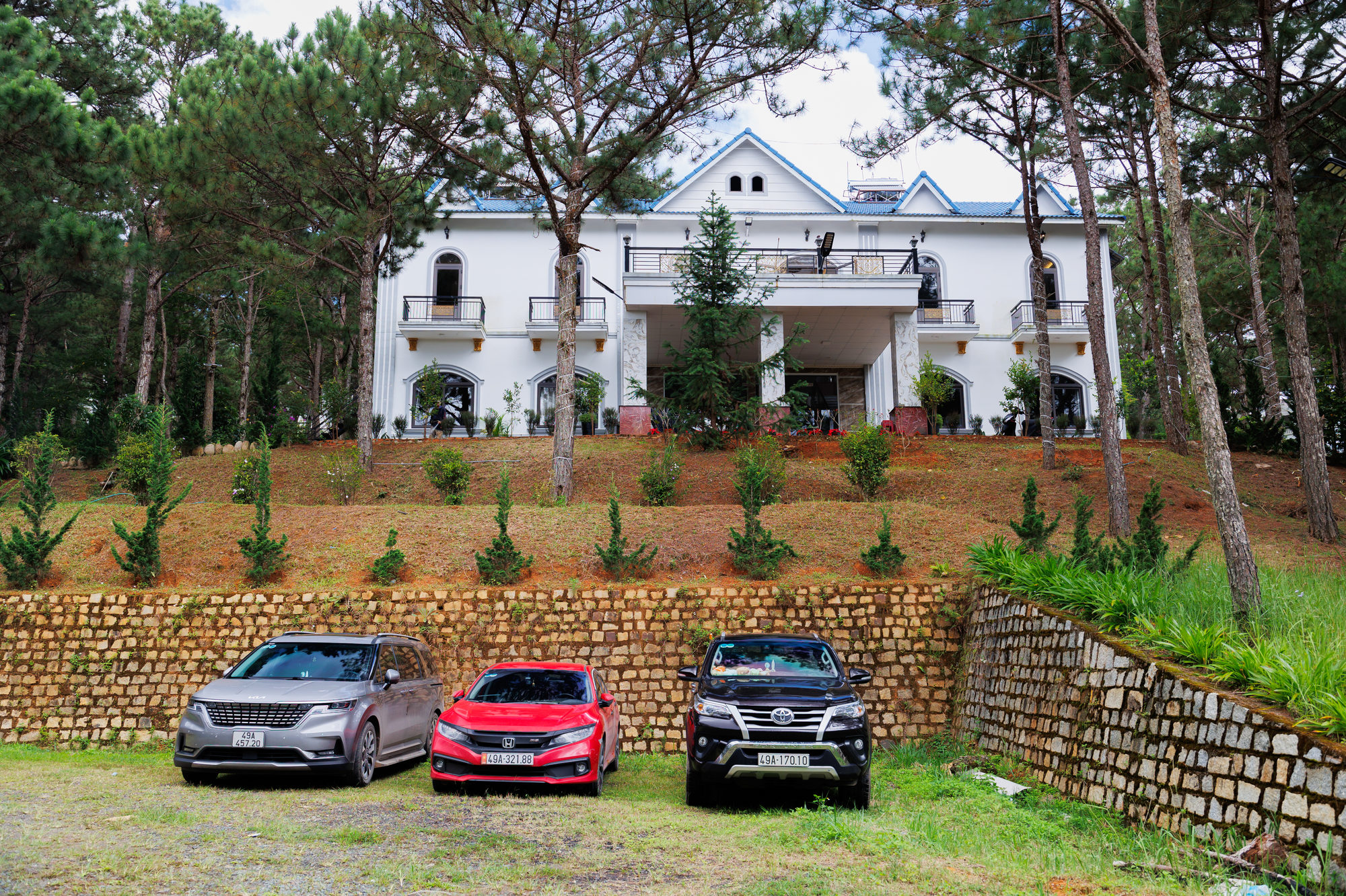 Bãi đậu xe trước villa GIA AN giữa rừng thông