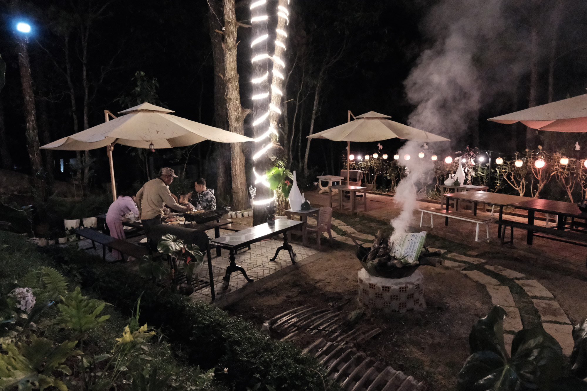 Tiệc BBQ buổi tối dưới dù và dây đèn tại GIA AN