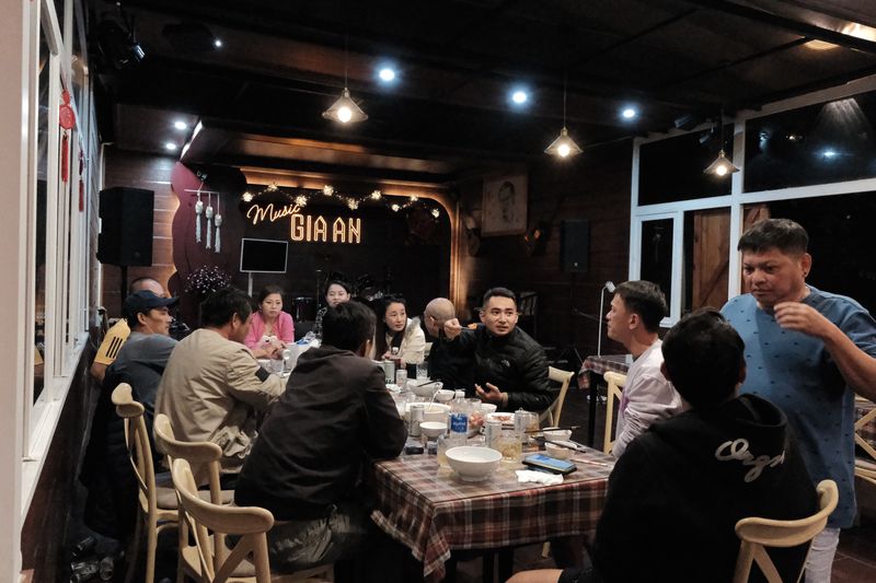 Bàn tiệc dài của đoàn trong nhà hàng GIA AN