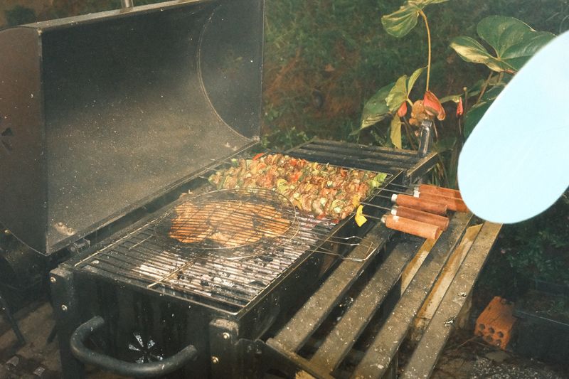 Thịt nướng trên bếp than trong tiệc BBQ tại GIA AN