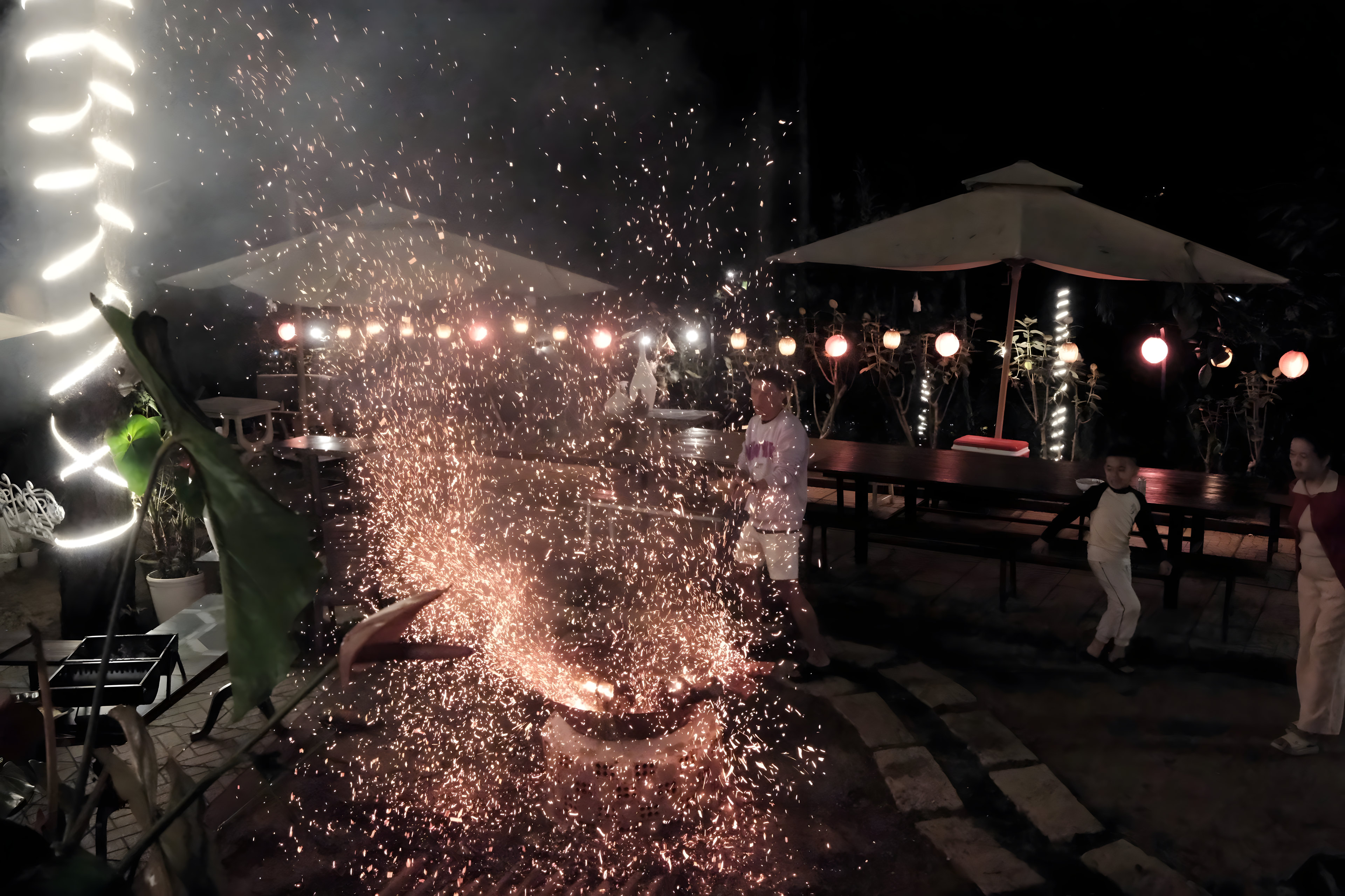 Lửa trại bắn tia dưới đèn lồng trong tiệc BBQ tối tại GIA AN