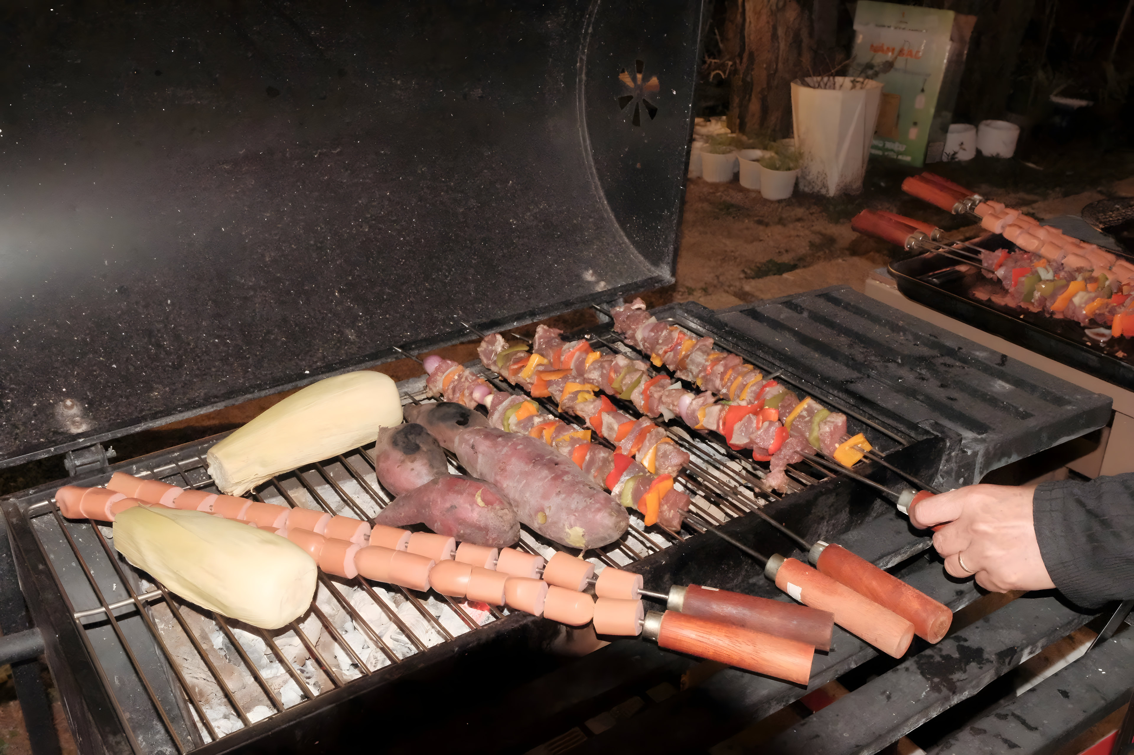 Xiên thịt, bắp và khoai lang trên bếp nướng BBQ tại GIA AN
